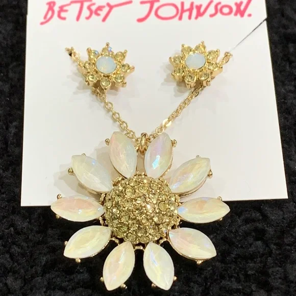 BETSEY JOHNSON SPARKLING DAISY NECKLACE AND EARRINGS SET! - Picture 7 of 11